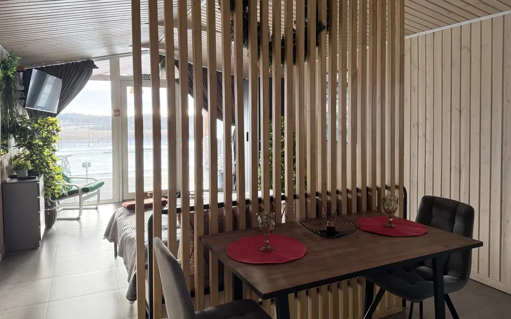 Уютный дом на берегу реки