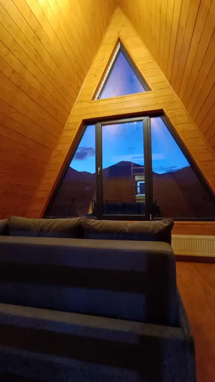 Большой деревянный треугольный дом (афрейм) с видом на бештау