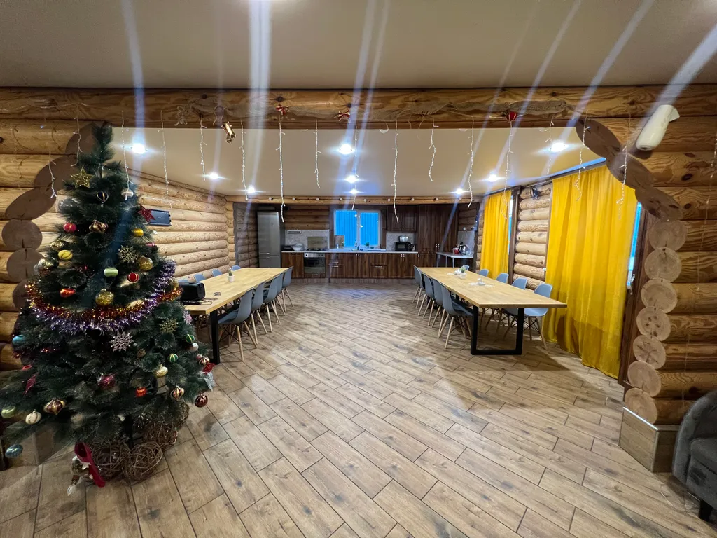 Деревянный дом с бассейном