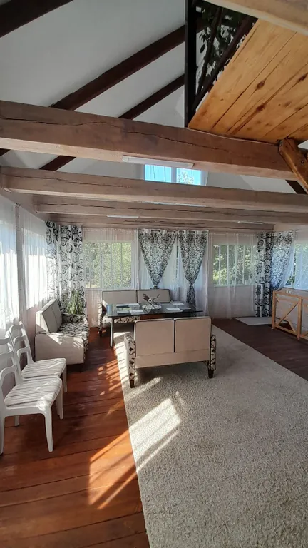 Домик у дуба