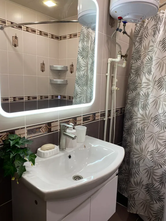 Большая 3-х комнатная квартира возле Ледовой арены в тихом районе