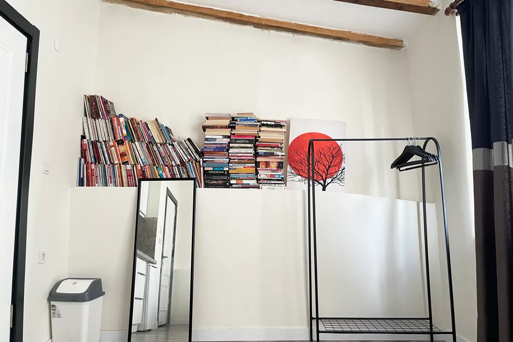 Balcony 2br and 2bath apt 8 min to metro