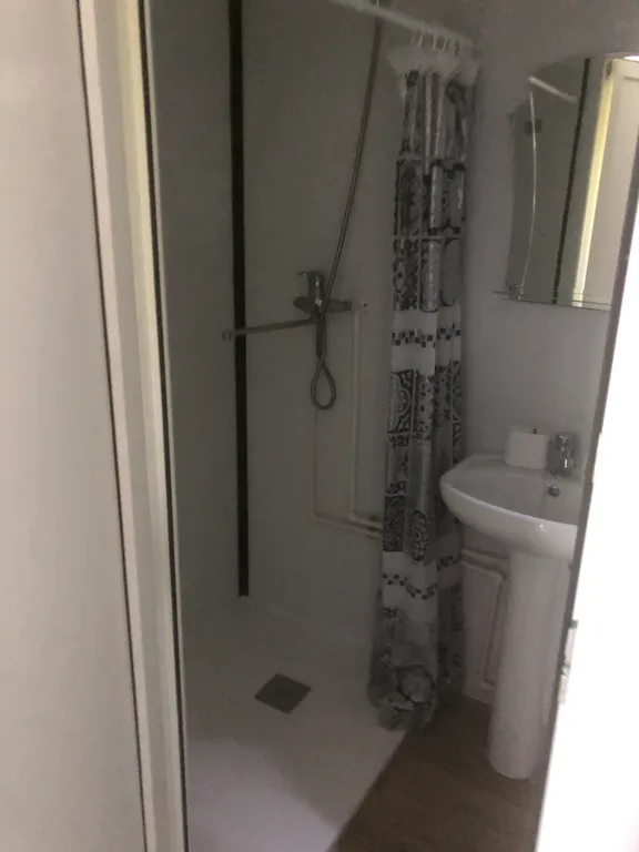 Домик-студия окруженная зеленью рядом с морем