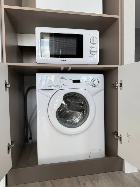 Студия с панорамными окнами и атмосферным видом