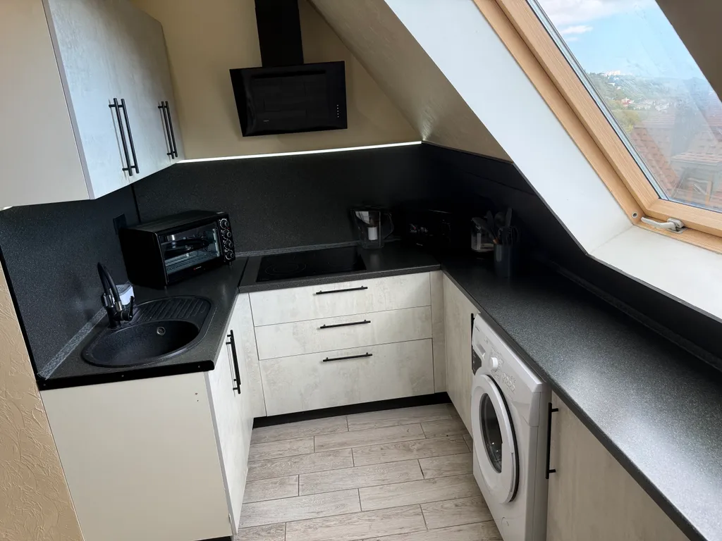 Солнце Ялты у моря с теплым бассейном