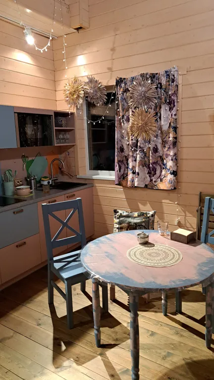 Барнхаус в лесу с розовой гостиной