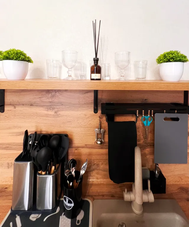 Стильная квартира-студия в яркой цветовой гамме с видом на бассейн