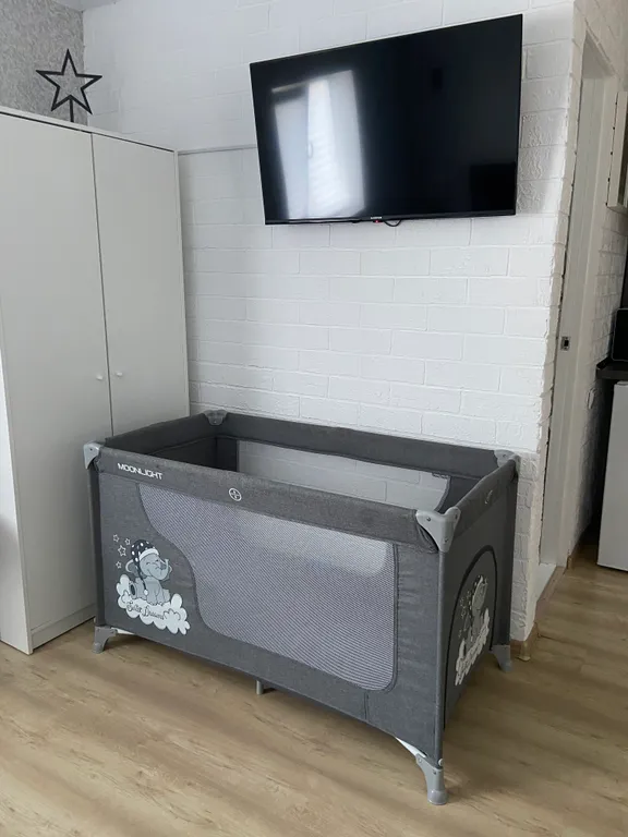 Светлая студия с двориком и парковкой