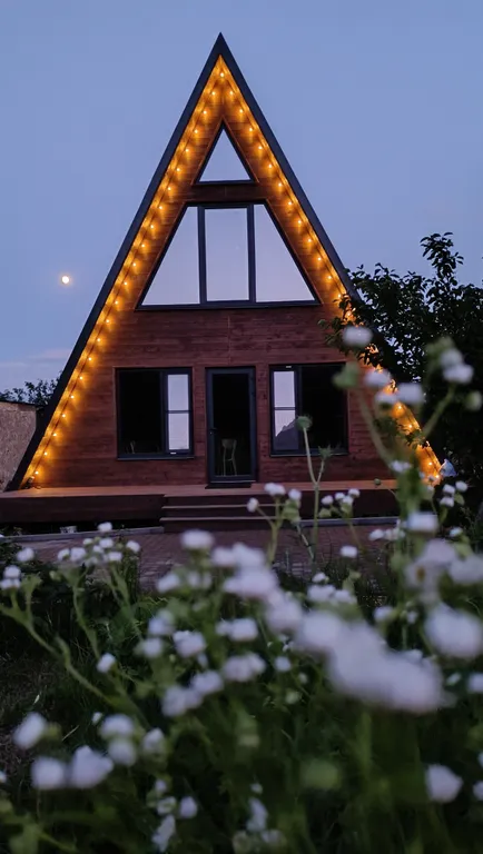 Большой деревянный треугольный дом (афрейм) с видом на бештау