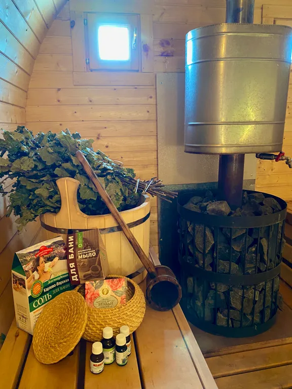 Домик в современном стиле у озера с бани и чаном