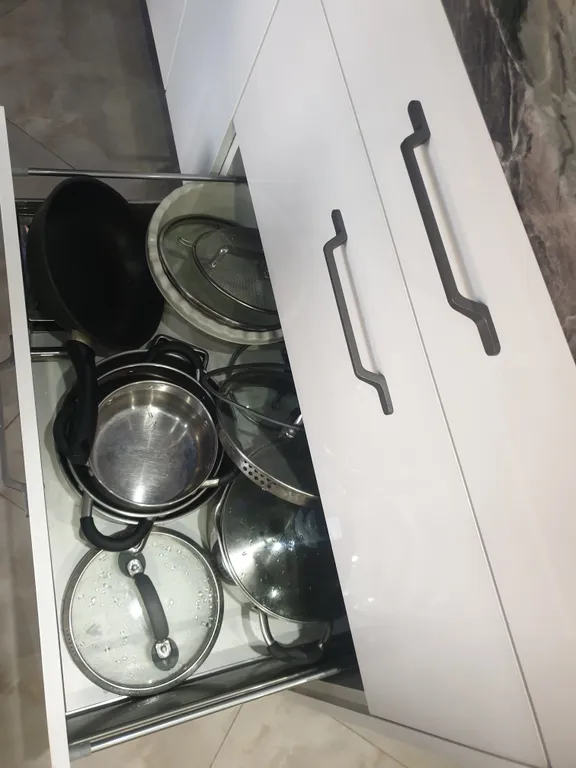 Дизайнерская современная студия в новом доме сердца центра города