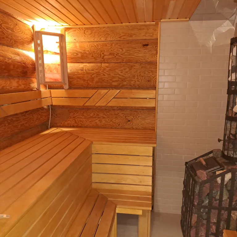 Уютный домик, на опушке леса, с видом на озера