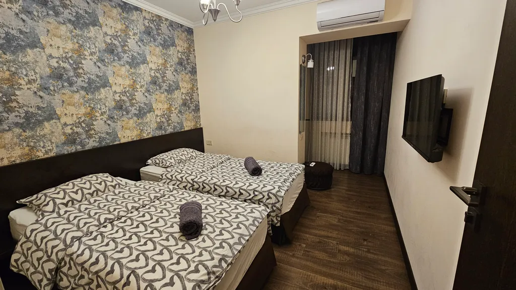 Просторная, светлая квартира с двумя спальнями, малый центр