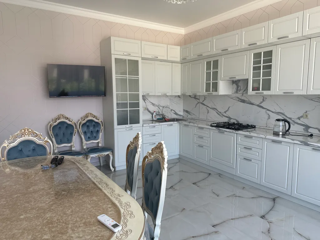 Большой красивый дом у моря