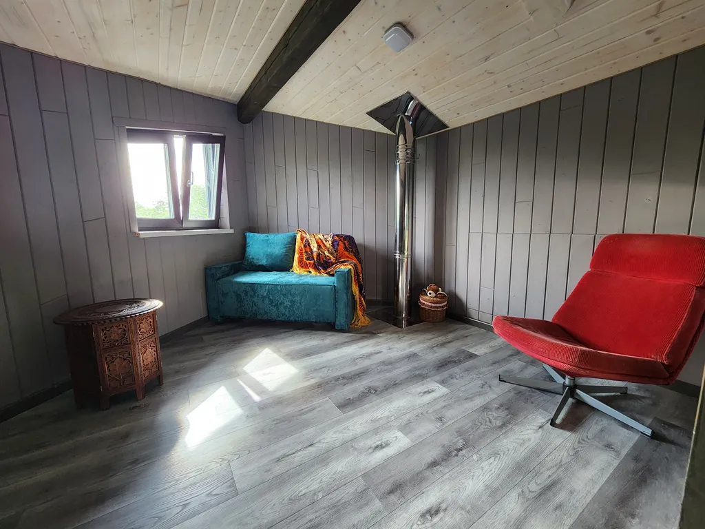 Дом с бассейном, в деревне