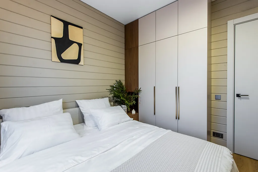 Уютный дом в окружении  леса