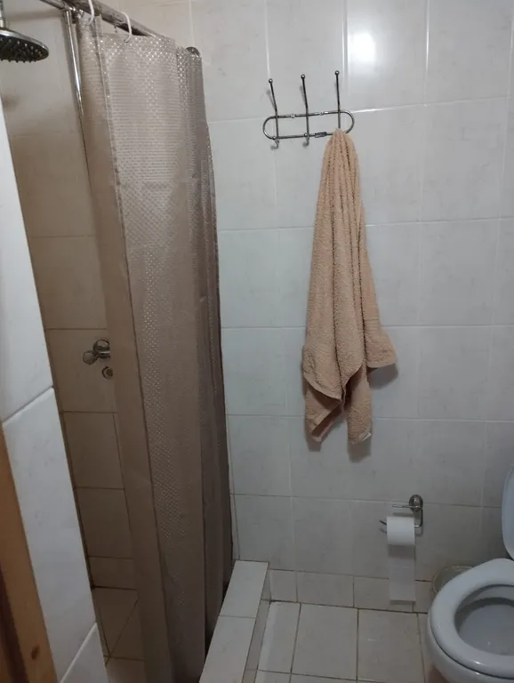 Гостевой домик вдали от берега и шума с кухней, туалетом, душем.