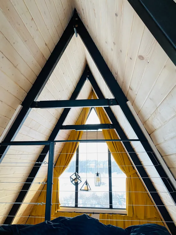 Треугольный дом A-фрейм с панорамными окнами Космос