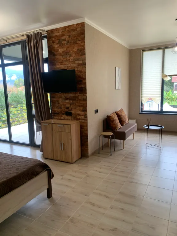 Комфортабельный дом с бассейном с видом на горы