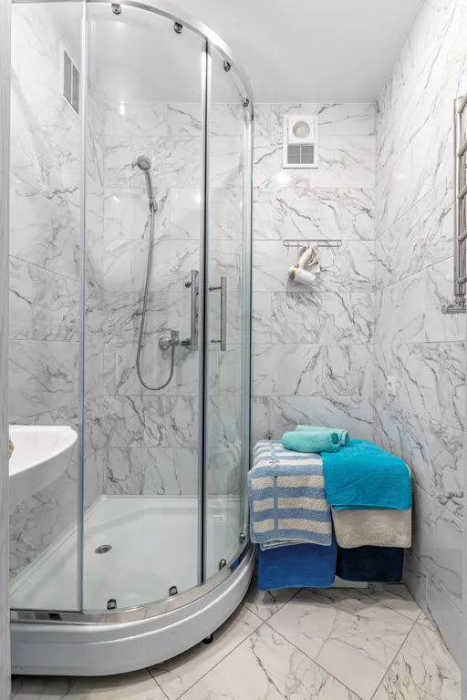 Рядом с ж/д вокзалом и  королевской усадьбой Станиславово.