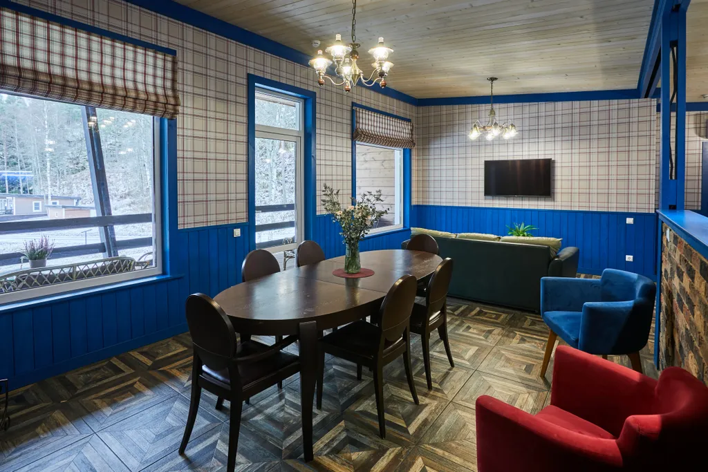 Большой коттедж с 5 спальнями, камином и террасой, Василек