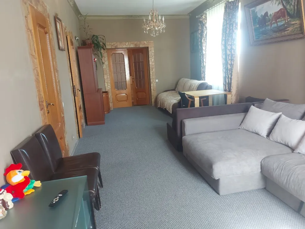 Коттедж с гостиной и столовой