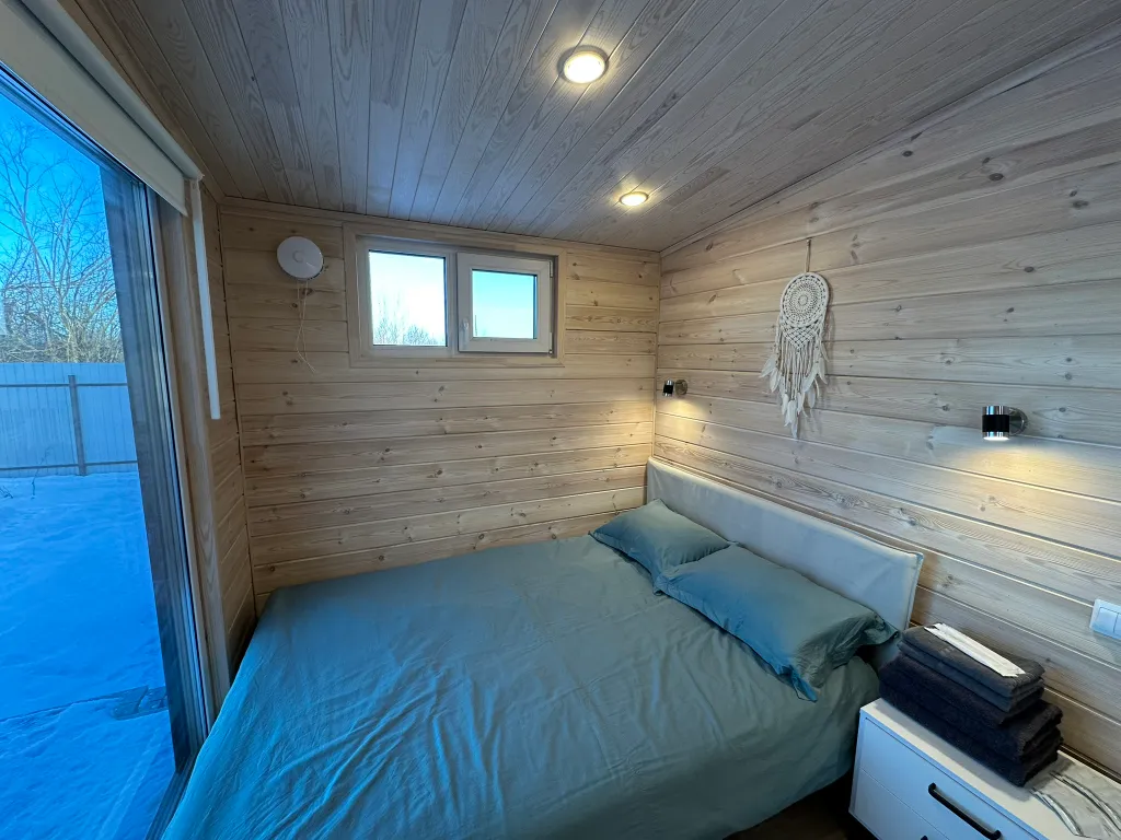 Современный дом на самом берегу реки