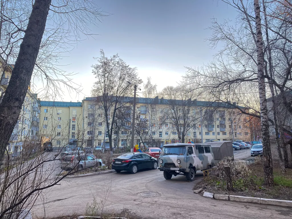 Студия с ёлочкой и балконом в центре города