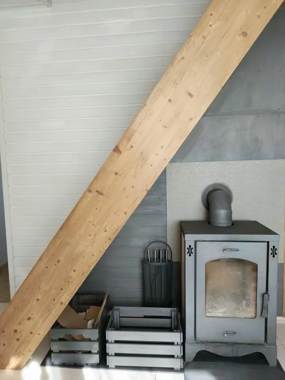 Дом в тихой деревне у озера