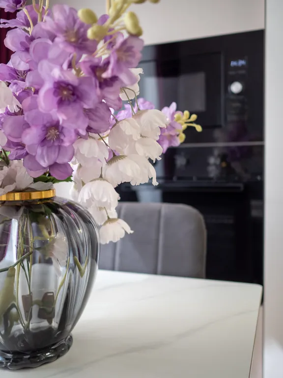 Уютная двухкомнатная квартира в районе Меги с видом на город