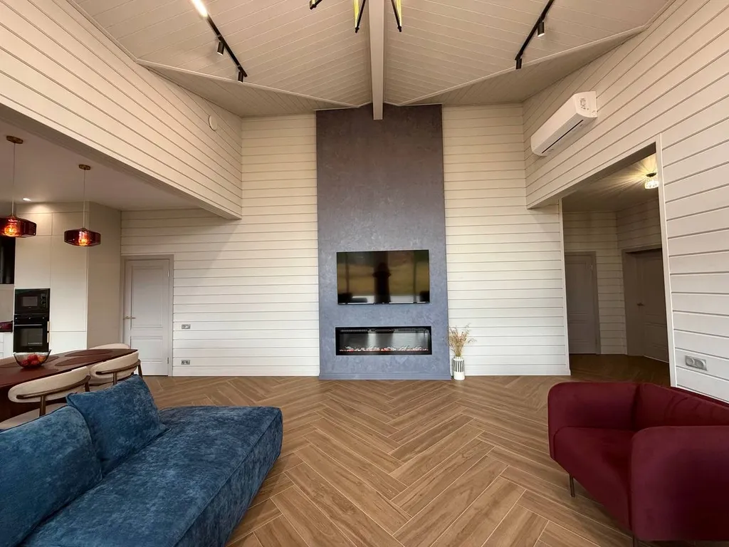 Загородный дом с большой террасой, кострищем и финской сауной