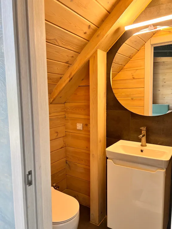 Домик среди деревьев