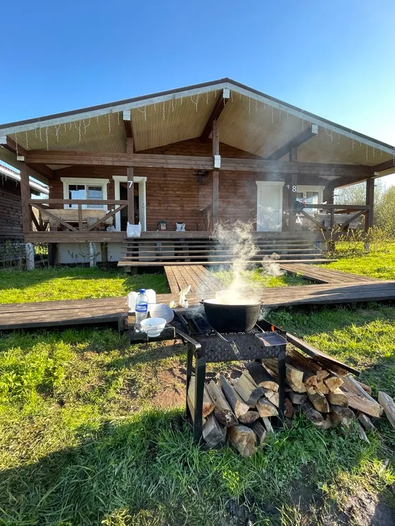 Домик на берегу озера