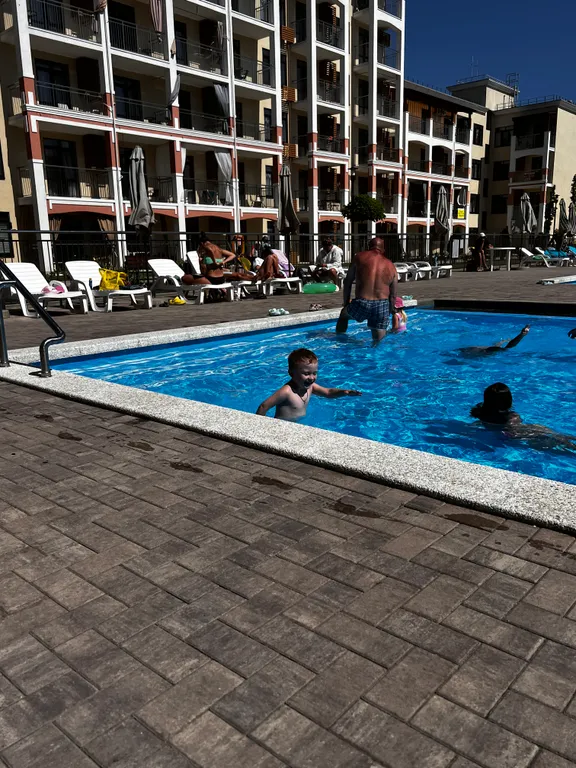 Уютная студия с видом на бассейн и можжевеловый лес