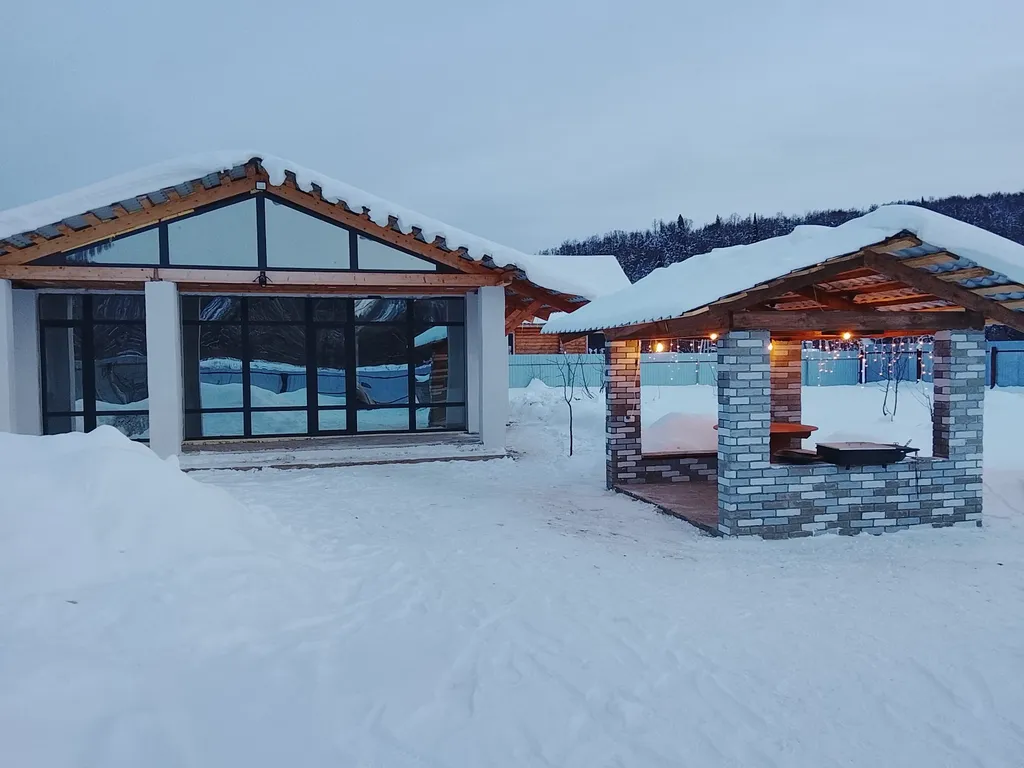 Уютный дом среди гор