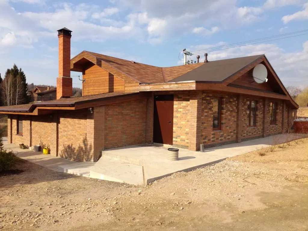 Дом на берегу реки с баней на дровах