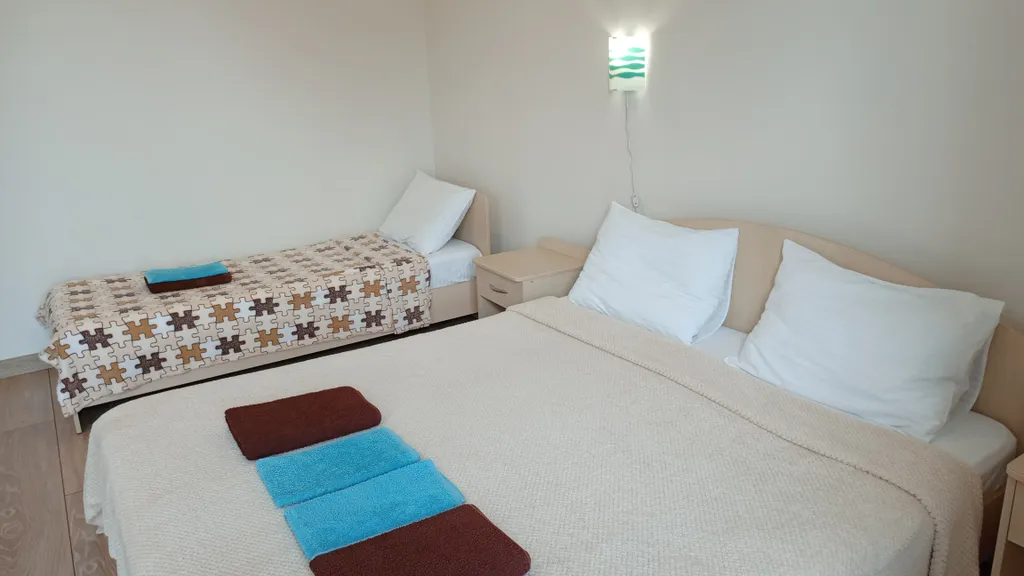 Трёхместная комната с санузлом и видом на море