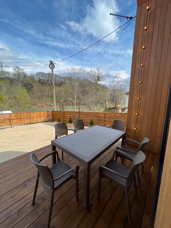 Барн хаус с видом на речку и бассейном