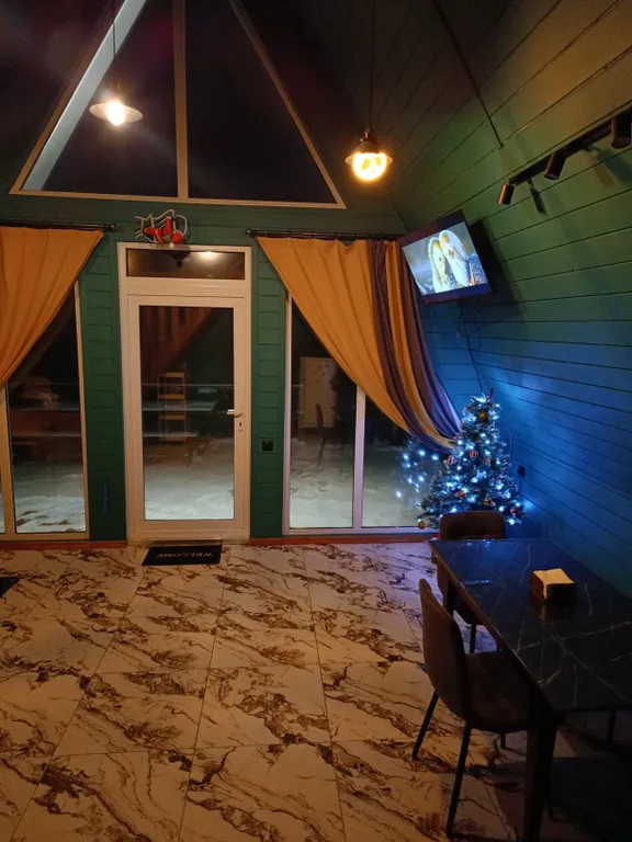 А-фрейм в лесу с баней из бревна липы и горячий чан