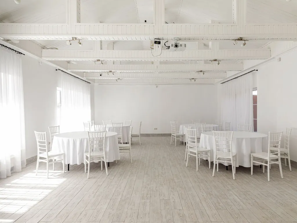 Дом с бассейнами и банкетным залом на Дмитровском шоссе