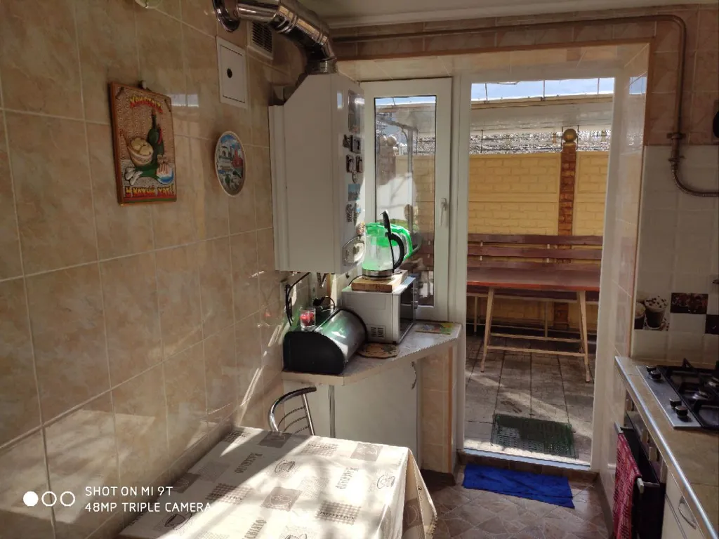 Уютный дом с зелёным двориком и зоной барбекю