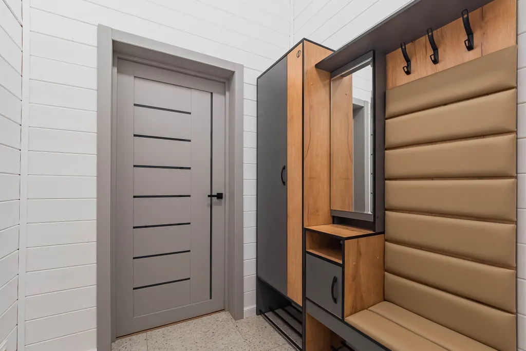 Барн с панорамными окнами с видом на дикий лес