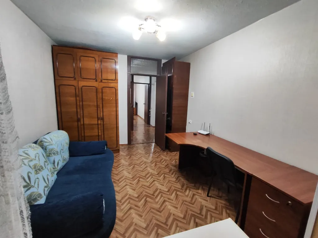 Чистая, скромная трёшка. С винтажной мебелью