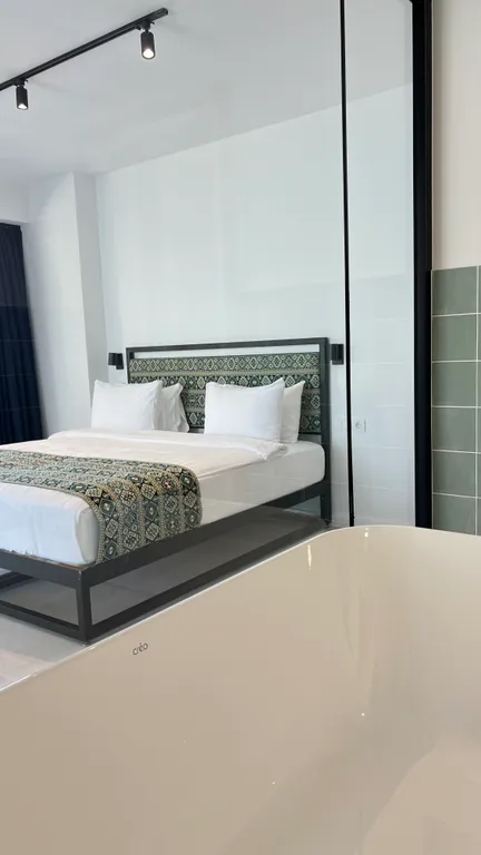 Апартамент с панорамной ванной рядом с морем