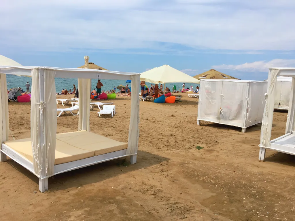 Дом с бассейном и баней рядом с лучшим песчаным пляжем в Орловке