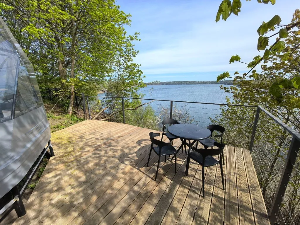 Купольный дом Атлантика с террасой и видом на озеро