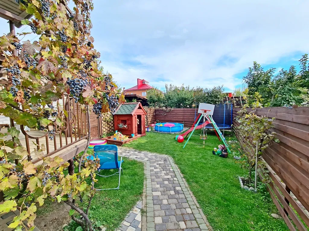 Коттеджу моря: костровая чаша камин детская территория бассейн баттут.