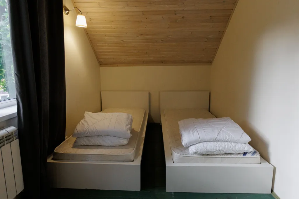 Коттедж в окружении лесных деревьев