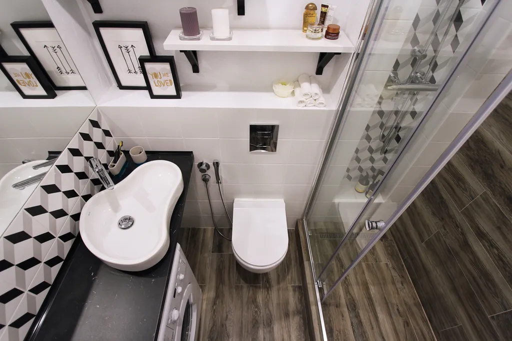 Стильная студия у моря с камином