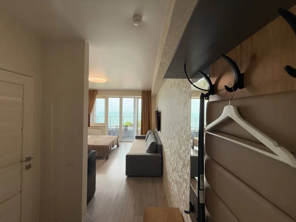 Ретро студия с панорамными окнами с видом на море, бассейн